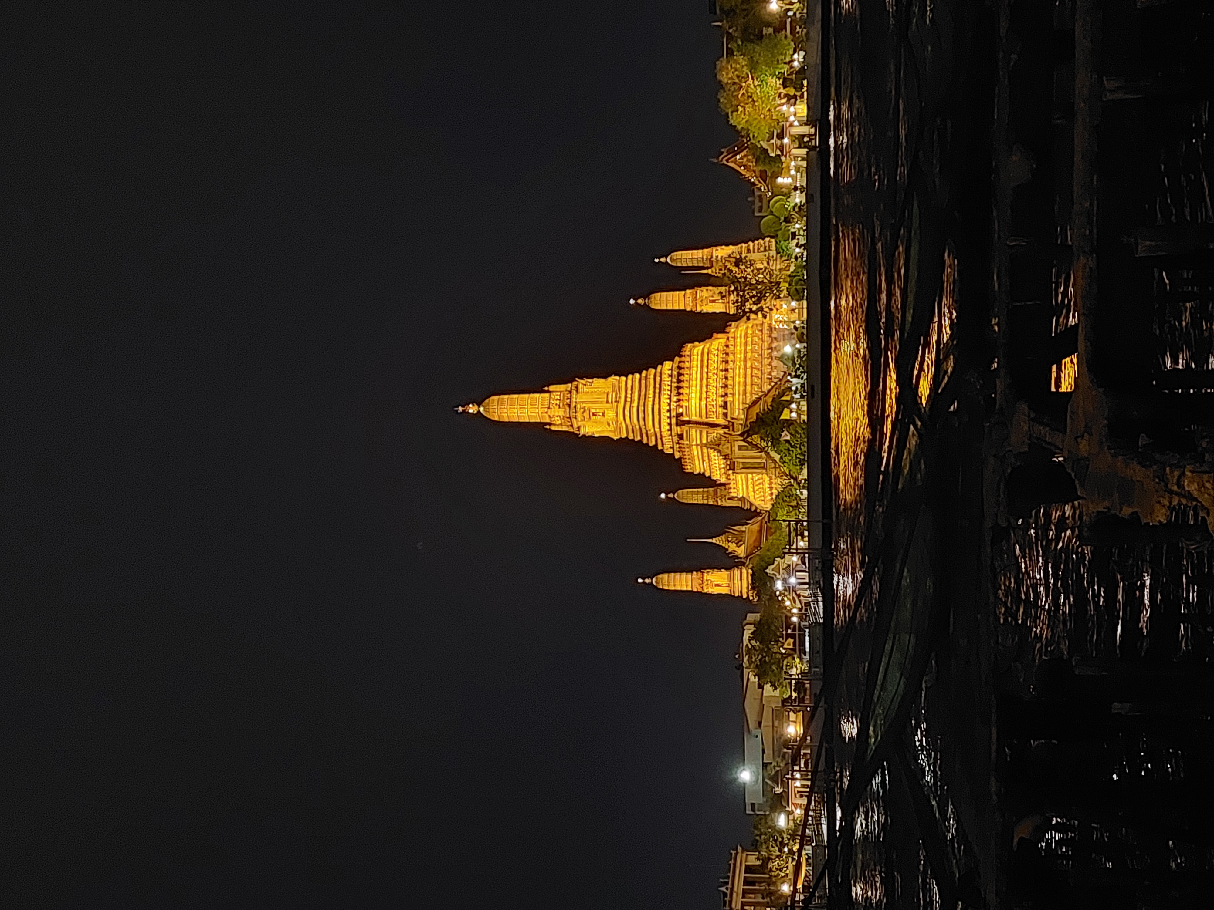 Night view of the Wat Arun Ratchawararam Ratchawaramahawihan (Wat Arun temple), Bangkok, Thailand